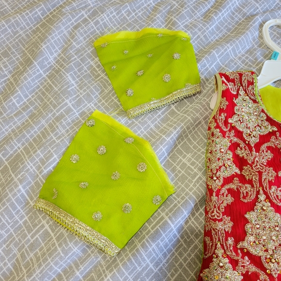 Pakistani/indian outfit - toddler girl 2T or 3T - size 18 - Picture 4 of 11